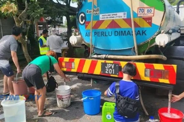 Penduduk kawasan terjejas mula simpan air hadapi gangguan bermula hari ini Penduduk kawasan terjejas mula simpan air hadapi gangguan bermula hari ini