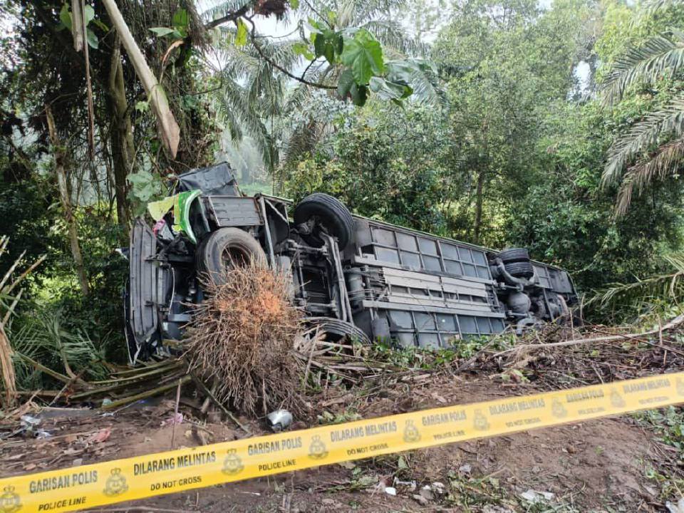 Dua maut, 37 cedera kemalangan babitkan bas persiaran, treler