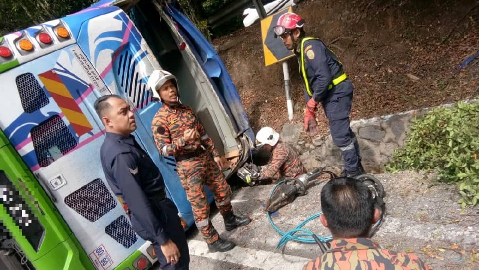 2 penumpang China maut bas persiaran terbabas, terbalik