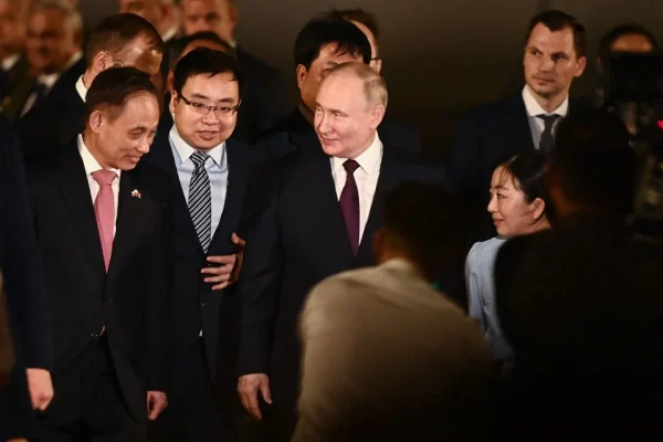 Putin tiba di Vietnam