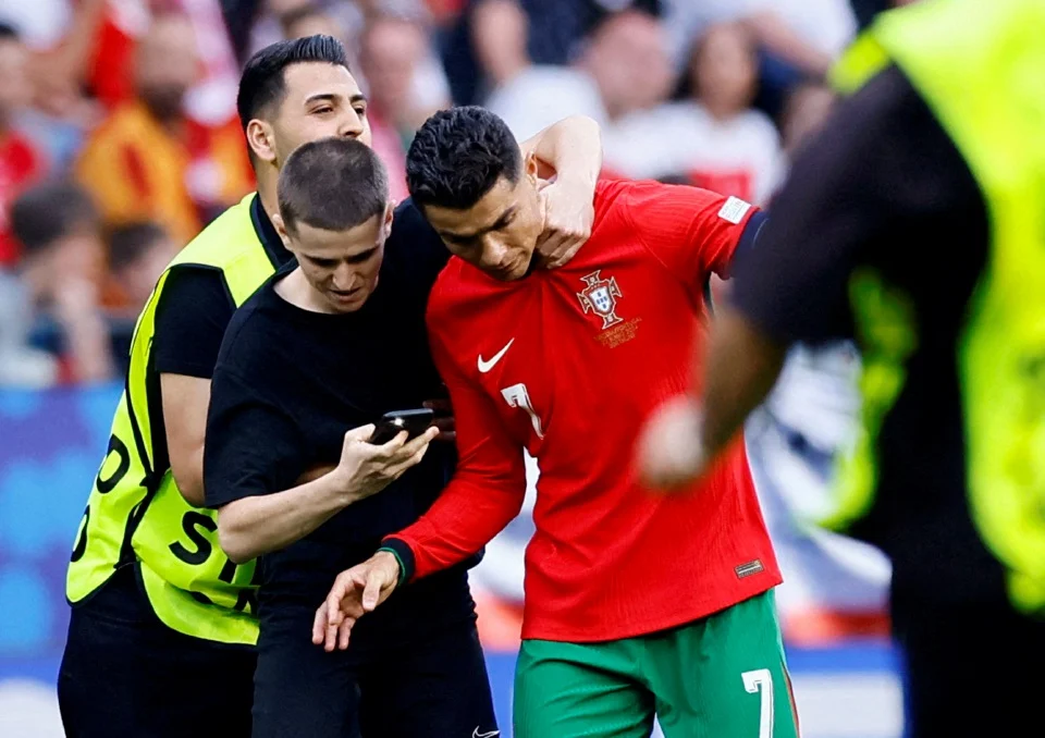 UEFA sedia siasat insiden penyokong serbu Ronaldo