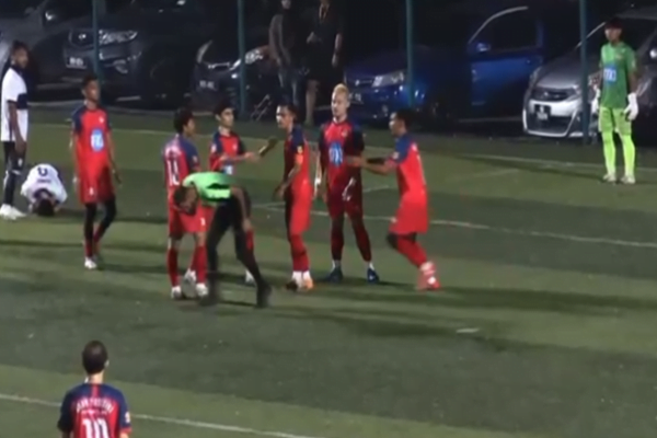 Berang lawan dapat penalti, pemain tampar muka pengadil lepas kena kad kuning