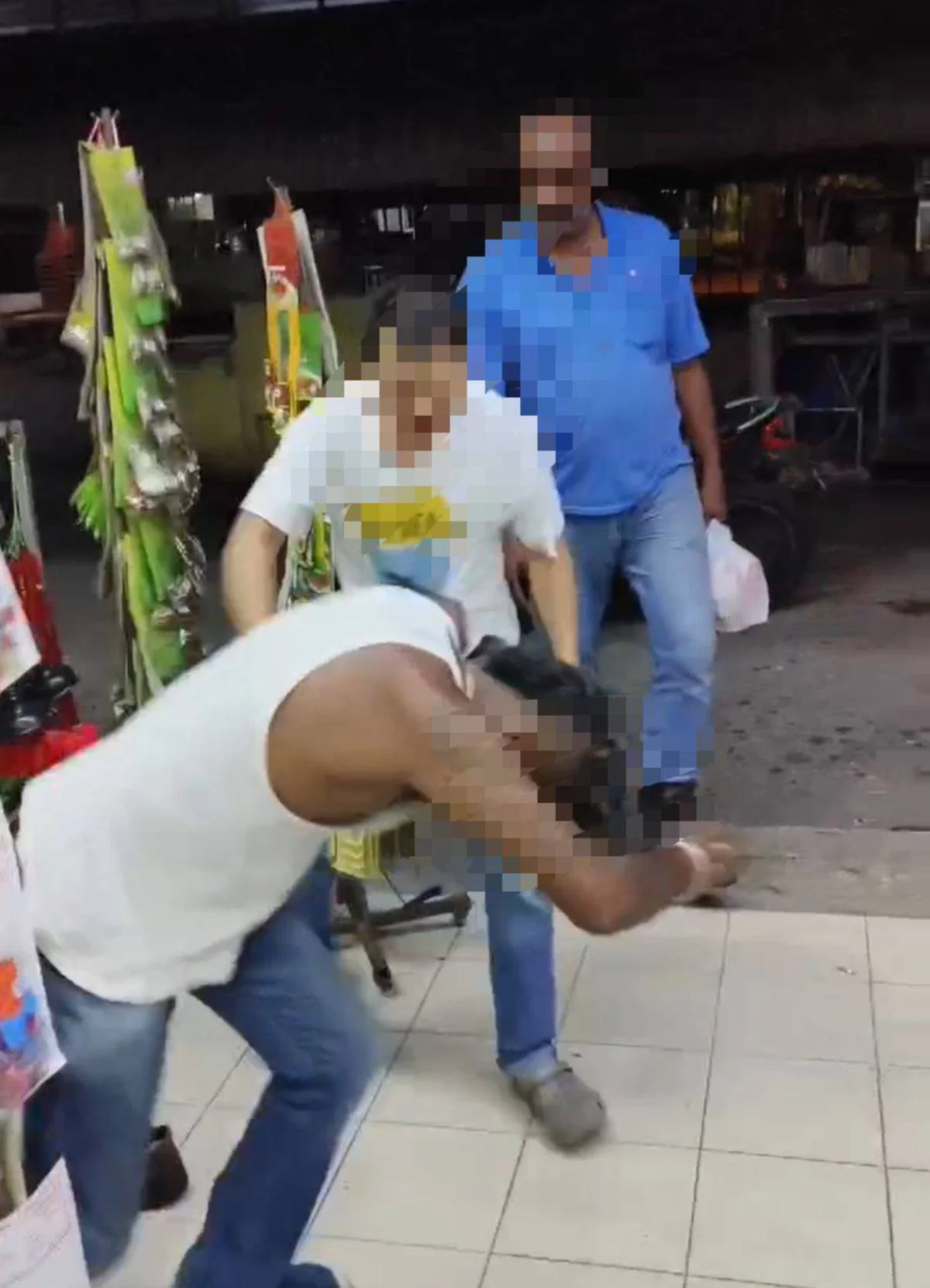 Polis tahan dua lelaki bertumbuk dalam kedai runcit