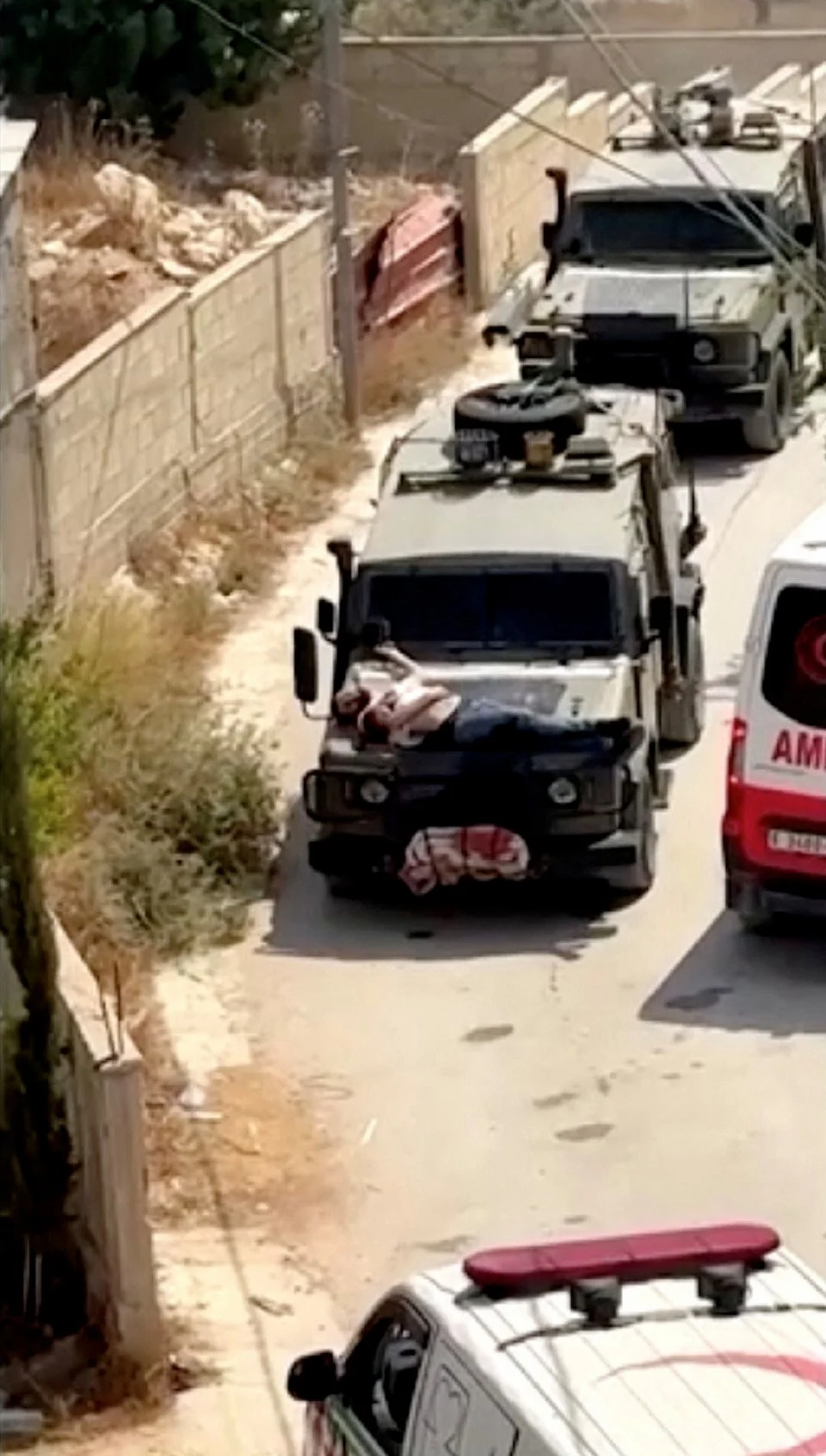 Tentera Israel ikat lelaki Palestin di hadapan kenderaan ketika serbuan