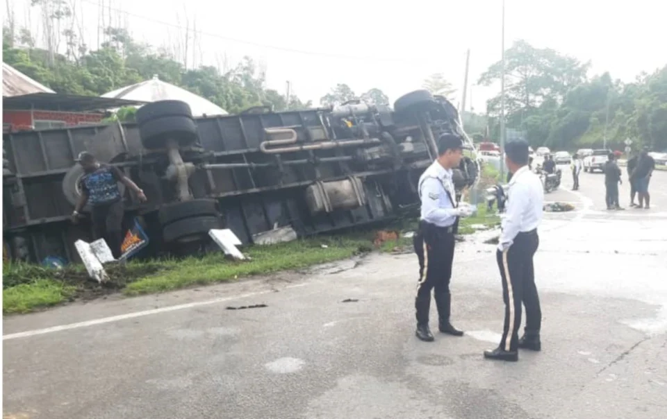 Tak sempat pulang beraya, lelaki maut dirempuh lori ketika rehat tepi jalan