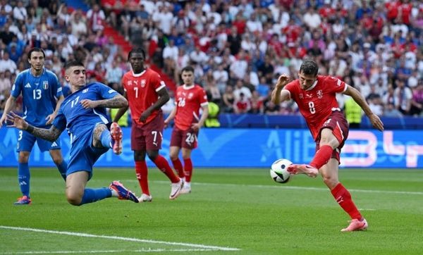 Switzerland singkir juara bertahan, Itali