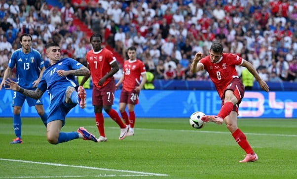 Switzerland singkir juara bertahan, Itali