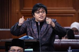 Tempoh perkhidmatan PM 10 tahun perlu dibahaskan di Parlimen - Azalina