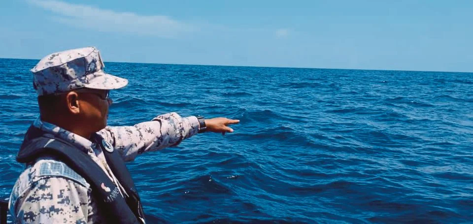 Kru kapal kargo dikhuatiri hilang selepas terjatuh di perairan Melaka