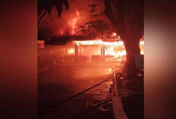 Medan selera Taman Lembah Keramat terbakar