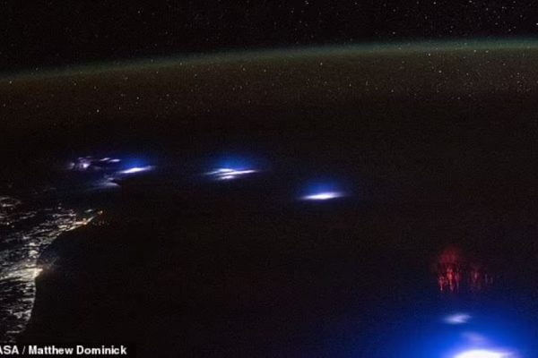 Angkasawan rakam gambar pari-pari merah dari tingkap ISS