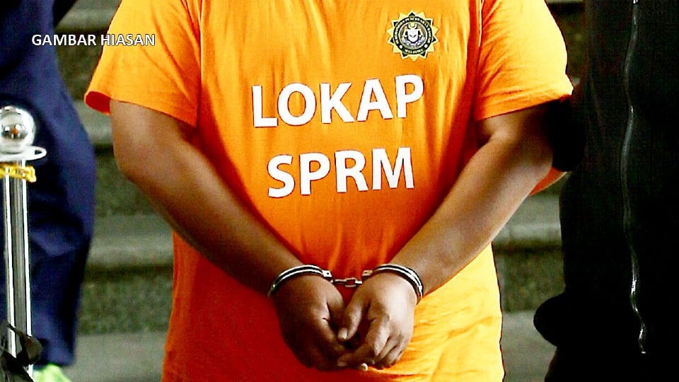 SPRM tahan suami isteri yang juga pempengaruh