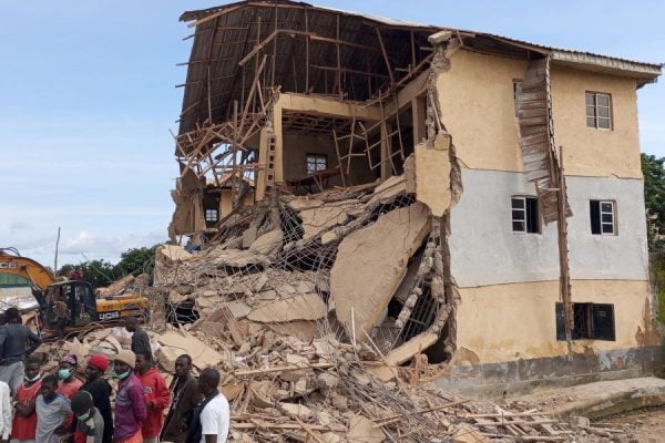 Sekolah runtuh timpa pelajar, 21 terbunuh
