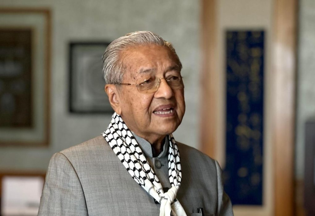 Tun Mahathir genap 99 tahun hari ini