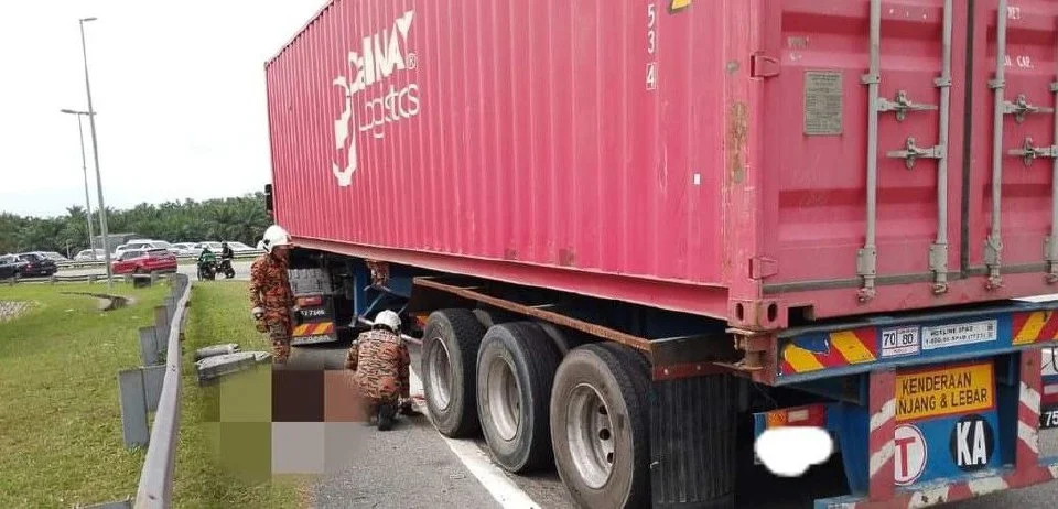 Wanita parah diseret lori kontena