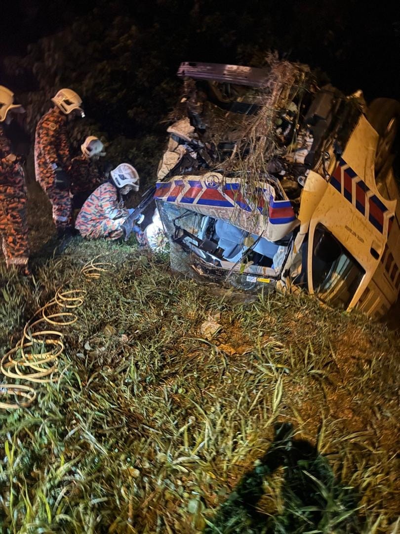 Ambulans KKM terbabas, dua cedera parah
