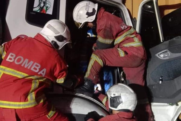 Pemandu lori maut dalam kemalangan tiga kenderaan