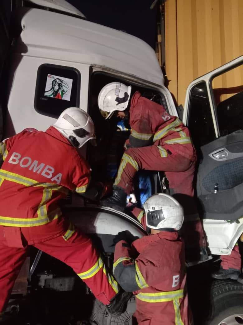 Pemandu lori maut dalam kemalangan tiga kenderaan