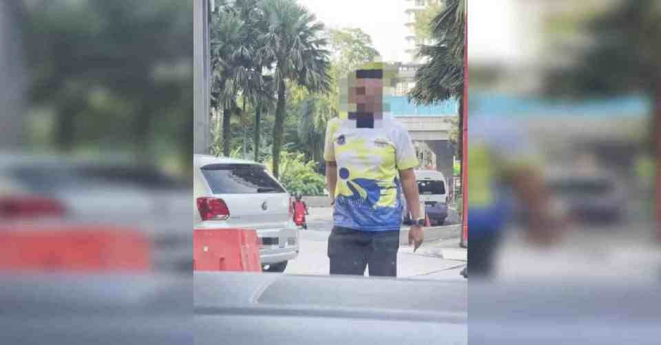 Lelaki pakai baju logo PDRM dirakam percakapan