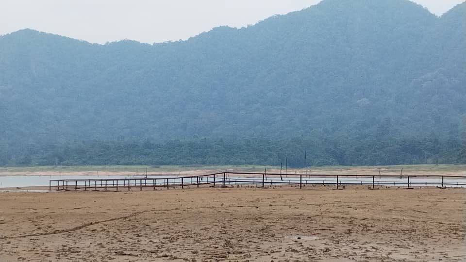 Air empangan menyusut, kubur lama timbul