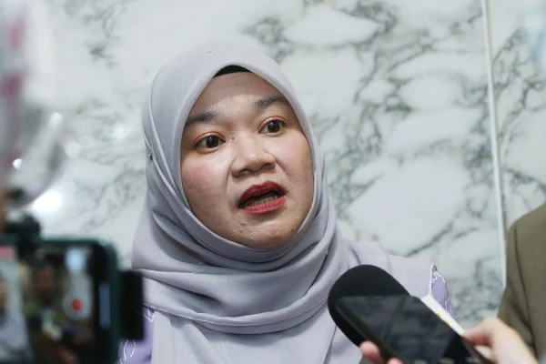 Poster tular guna gambar propaganda tentera China, guru dikenakan tindakan tatatertib