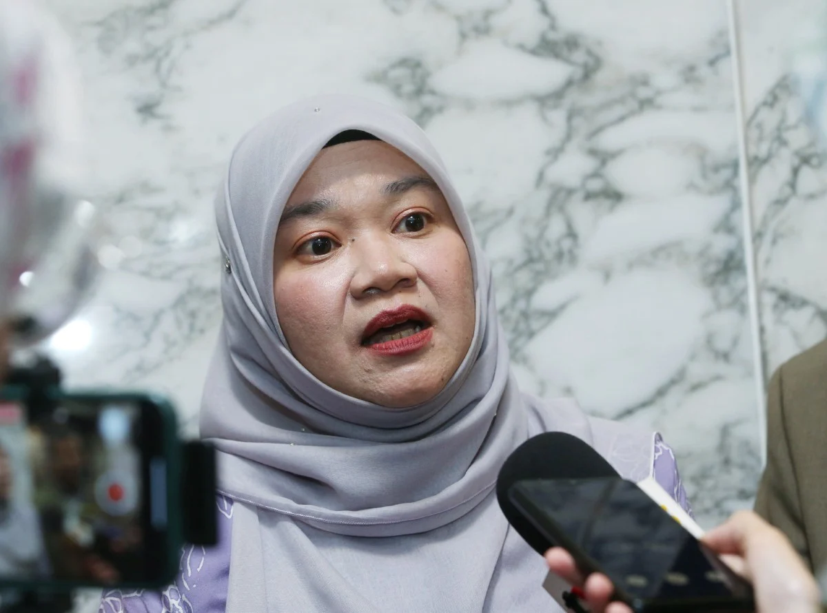 Poster tular guna gambar propaganda tentera China, guru dikenakan tindakan tatatertib