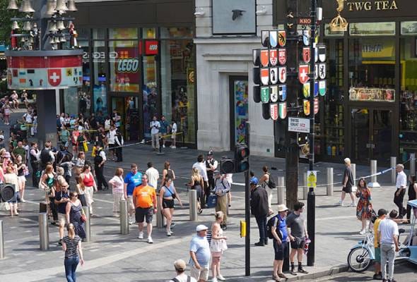 Kanak-kanak perempuan dan wanita ditikam di Leicester Square, suspek ditahan