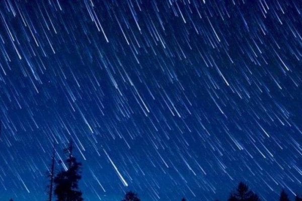 100 meteor sejam lintas langit malam esok