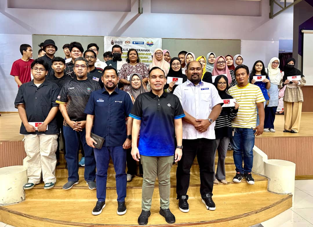 278 pelajar B40 Parlimen Bangi terima BAP, cermin mata YBR