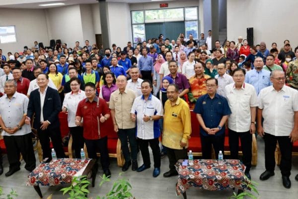 250 keluarga, lima sekolah Penampang terima bantuan banjir YBR