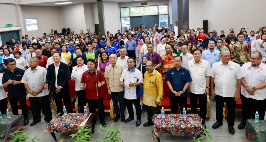 250 keluarga, lima sekolah Penampang terima bantuan banjir YBR