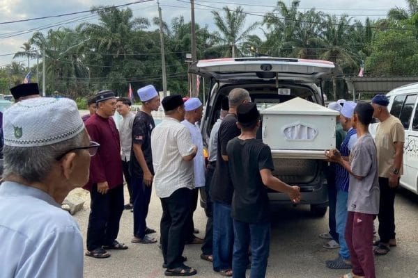 Suasana pilu sambut ketibaan jenazah pasangan warga emas