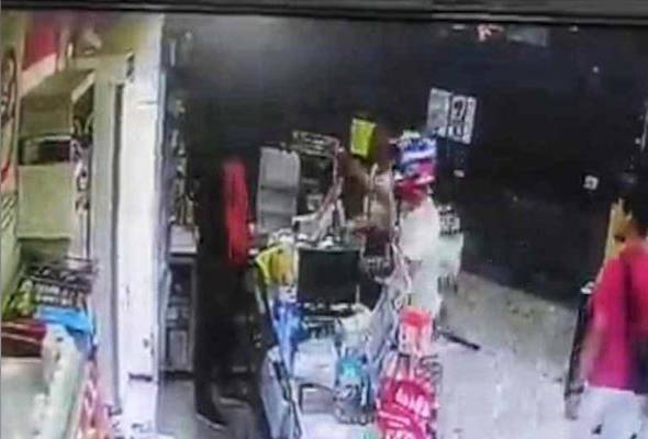 Tiga lelaki ditahan kes pukul pekerja kedai serbaneka