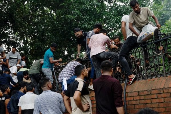 Rakyat rompak kediaman Hasina