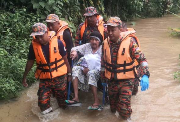 Banjir: Bomba selamatkan 24 mangsa terperangkap di Bukit Kayu Hitam