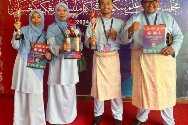 Dua pelajar MMPR harum nama sekolah, sandang johan, tempat ketiga