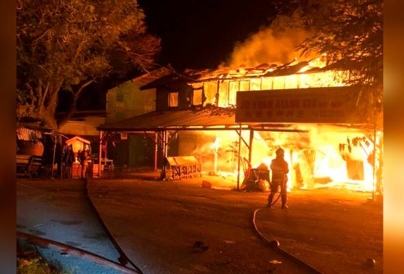 Lima kedai dua tingkat sederet musnah terbakar