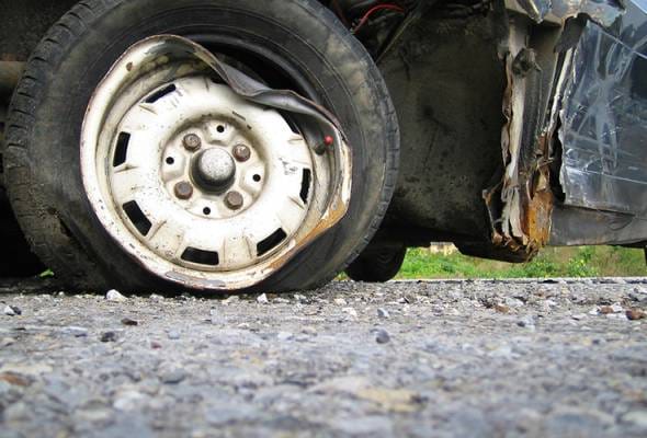 13 cedera bas bawa pelancong langgar belakang treler