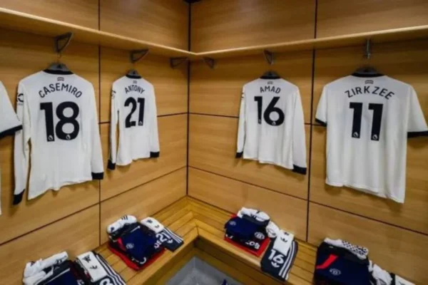 Peminat letak alat perakam dalam bilik persalinan Man United