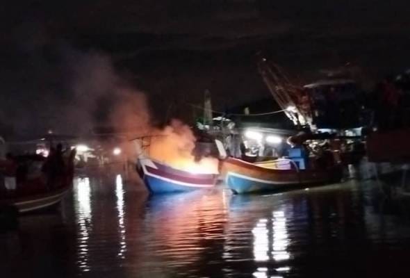 Dua nelayan cedera bot meletup, terbakar