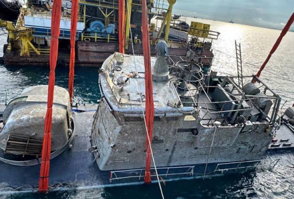 Kesilapan pandu arah, kapal usang punca KD Pendekar karam