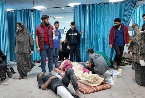 Tinggal seorang doktor di hospital utara Gaza di tengah-tengah serangan Israel
