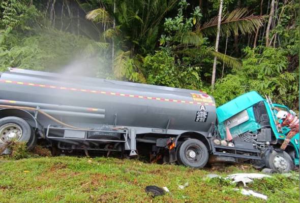 Dua maut, lori tangki terbabas di Lebuhraya Utara Selatan