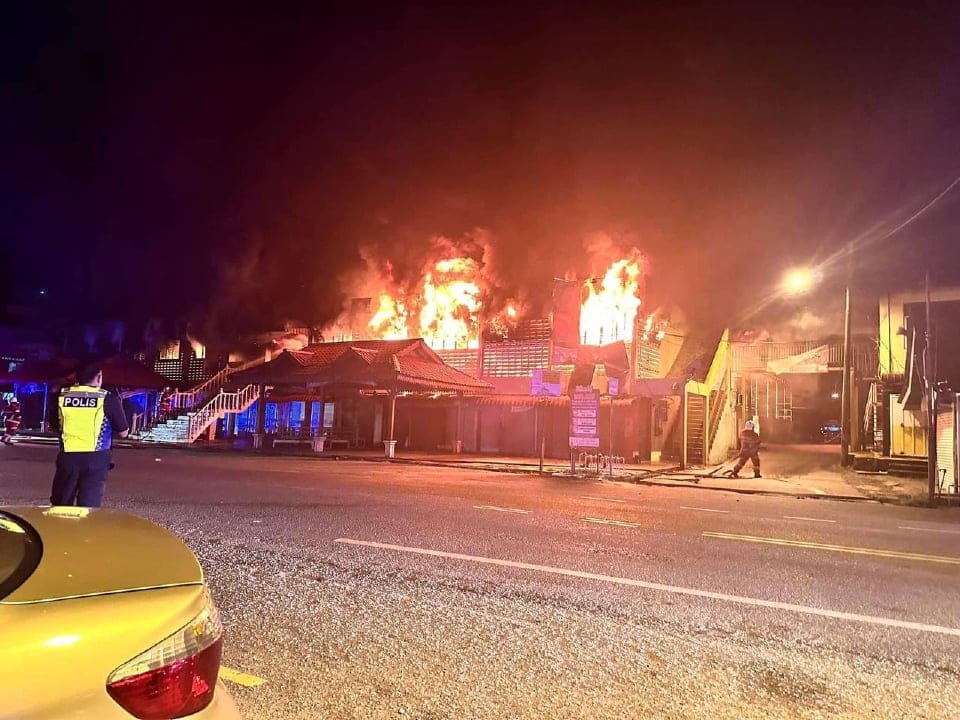 Tingkat atas bangunan Pasar Besar Kuala Krai terbakar