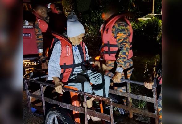 Warga emas terperangkap banjir kilat diselamatkan