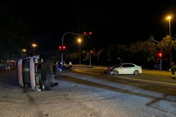 Ambulans terbalik, mujur tiada pesakit
