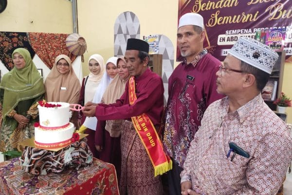 Majlis persaraan Abe Pa dikelilingi barangan antik