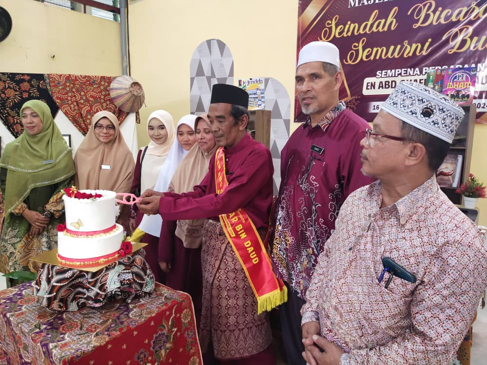 Majlis persaraan Abe Pa dikelilingi barangan antik