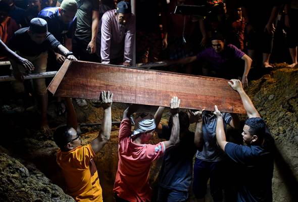 Kemalangan di Setiu: Jenazah tiga beranak dikebumi dalam satu liang lahad
