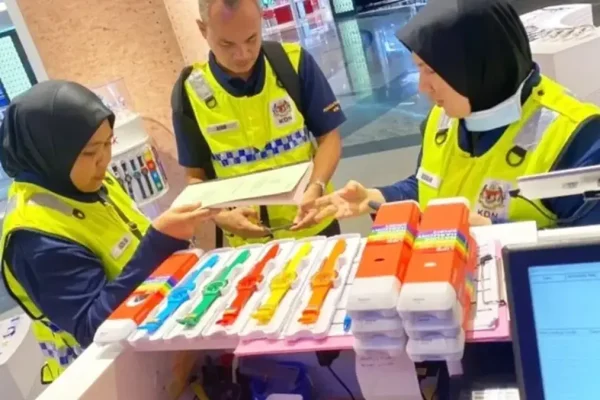 Kerajaan diarah kembalikan jam Swatch yang dirampas